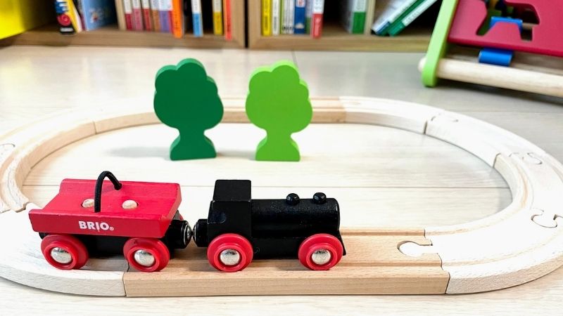 電車おもちゃデビューはBRIO ( ブリオ ) 小さな森の基本レールセット